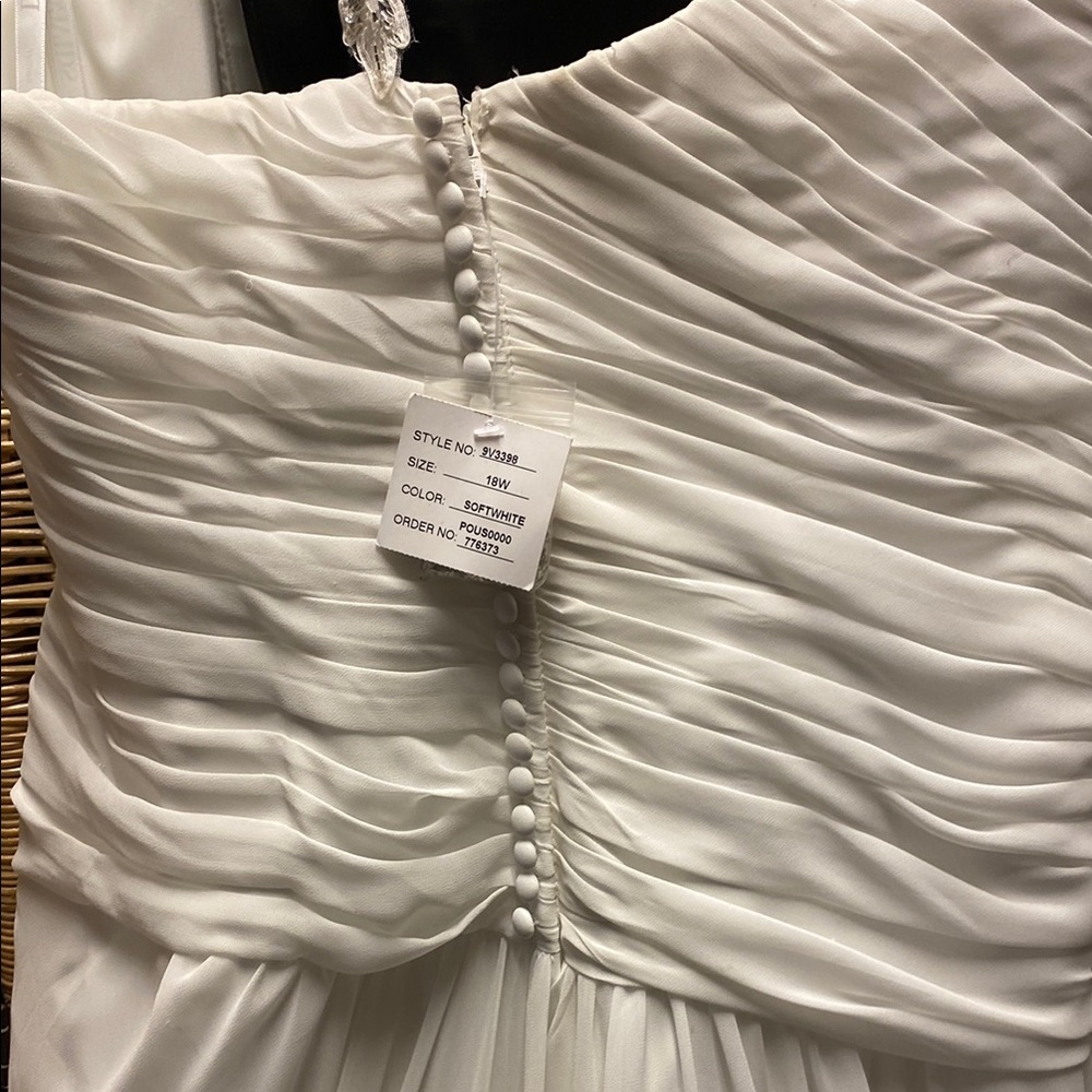 Elegant White One-Shoulder Gown - Picture 3 of 14